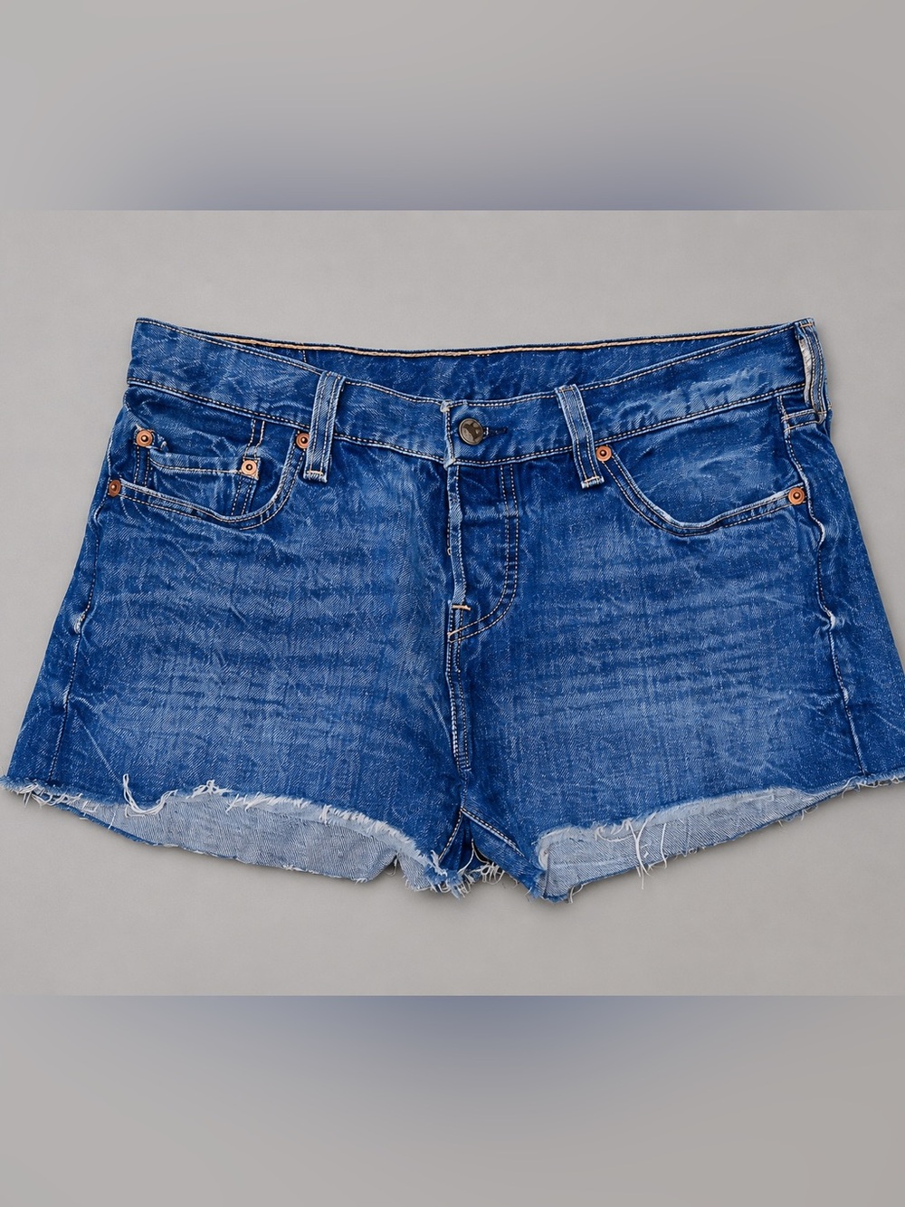 Levi’s 501 Button Fly Cutoff Denim Shorts Medium Wash Raw Hem Women’s